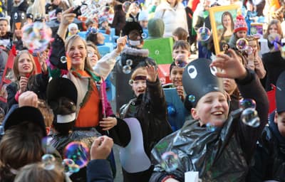 (FOTOGALERIJA) Trg svobode je znova zaživel v pisanih barvah: Barviti metulji, gusarji, pikapolonice, superjunaki ...