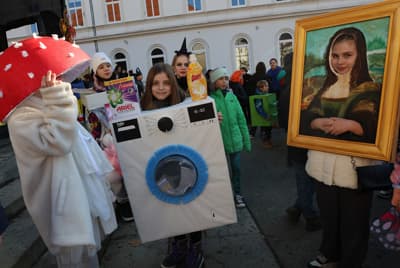 (FOTOGALERIJA) Trg svobode je znova zaživel v pisanih barvah: Barviti metulji, gusarji, pikapolonice, superjunaki ...