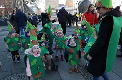 (FOTOGALERIJA) Trg svobode je znova zaživel v pisanih barvah: Barviti metulji, gusarji, pikapolonice, superjunaki ...