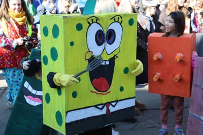 (FOTOGALERIJA) Trg svobode je znova zaživel v pisanih barvah: Barviti metulji, gusarji, pikapolonice, superjunaki ...