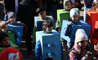 (FOTOGALERIJA) Trg svobode je znova zaživel v pisanih barvah: Barviti metulji, gusarji, pikapolonice, superjunaki ...