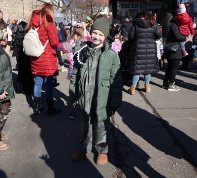 (FOTOGALERIJA) Trg svobode je znova zaživel v pisanih barvah: Barviti metulji, gusarji, pikapolonice, superjunaki ...