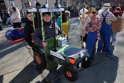 (FOTOGALERIJA) Trg svobode je znova zaživel v pisanih barvah: Barviti metulji, gusarji, pikapolonice, superjunaki ...