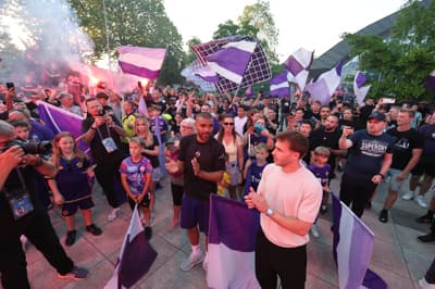 (FOTO) Mural, bakle, objemi ... Kako so se navijači Maribora poslovili od Hilala Soudanija in Jana Repasa