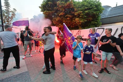 (FOTO) Mural, bakle, objemi ... Kako so se navijači Maribora poslovili od Hilala Soudanija in Jana Repasa