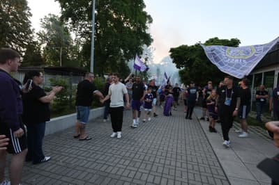 (FOTO) Mural, bakle, objemi ... Kako so se navijači Maribora poslovili od Hilala Soudanija in Jana Repasa