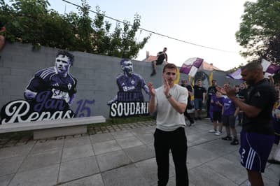 (FOTO) Mural, bakle, objemi ... Kako so se navijači Maribora poslovili od Hilala Soudanija in Jana Repasa
