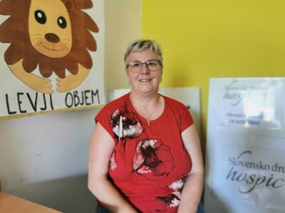 Pot iz bolečine: Prostovoljka Marjetica v prometni nesreči izgubila sina in moža, danes pomaga umirajočim