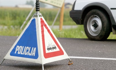 Hudi nesreči zaradi prehitre vožnje: Voznika sta umrla, sopotnik po trčenju v drevo v smrtni nevarnosti