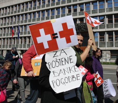 Krediti v švicarskih frankih: Kresanje pravnih mnenj na plečih kreditojemalcev