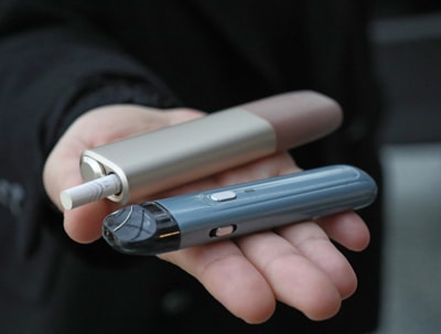 Zaradi uporabe elektronskih cigaret mladoletnika potrebovala zdravniško pomoč