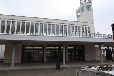 Pri mariborski železniški postaji moškega prisilil v opravičilo partnerki in ga oropal