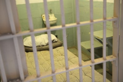 Zaradi bizarne napake umetne inteligence nedolžna preživela skoraj pol leta za rešetkami