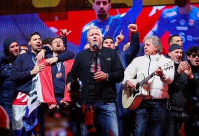 Thompsonova hči med vojaki: Bo razvpiti pevec prisostvoval prisegi?