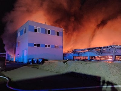 (VIDEO) Na Češkem namerno podtaknili požar v tovarni, ki naj bi sodelovala z izraelsko orožarsko družbo Elbit Systems