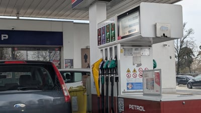 Vlada ob pomanjkanju goriva na nekaterih črpalkah s prstom pokazala na Petrol. Kaj odgovarja trgovec z gorivi?