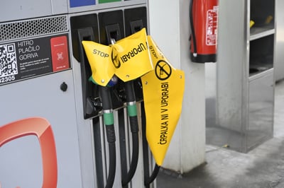 Kdo je kriv za težave z gorivom: So vozniki cistern prejeli navodila o ustavitvi dobav?