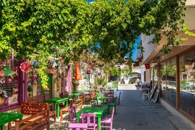 (FOTO) Skriti obmorski biser, ki skriva temačno legendo: Eno najmirnejših sredozemskih mestec je vredno obiskati