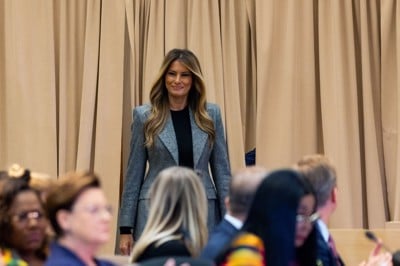 (FOTO) Ko želi pustiti resen vtis, Melania Trump vedno izbere ta preprost modni kos