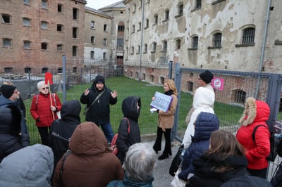 (FOTO) Po zgodovini in prostorih moške kaznilnice: Zakaj nas je vodnik priganjal s piščalko?