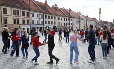 (FOTO in VIDEO) V središču Maribora zaplesali in se pridružili svetovnemu dogodku: Plešimo in življenje bo lažje!
