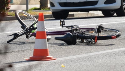 Voznik odvzel prednost kolesarju, pijan kolesar trčil v skiro, tretji padel in se poškodoval