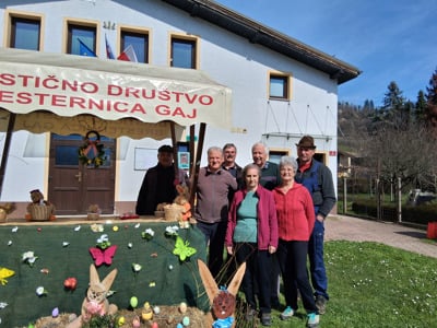 Člani in članice Turističnega društva Bresternica - Gaj v središču kraja postavili presmec