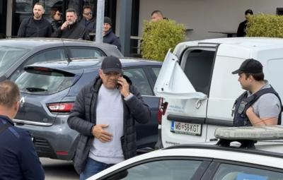 (FOTO) Drama na Mercatorjevem parkirišču: Pred številnimi gosti lokala skušal ukrasti denar iz avta varnostne službe