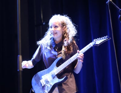 (FOTO) Mladi raziskovalci, velike ideje: Mariborska dijakinja izdelala električno kitaro