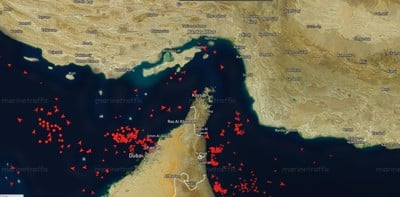 Poglejte, kako naftni tankerji stojijo na obeh straneh Hormuške ožine