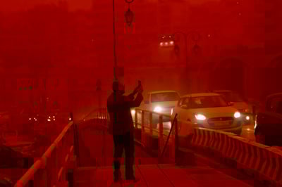 (FOTO) Apokaliptični prizori v Grčiji: Ekstremne nevihte in saharski pesek ohromili državo