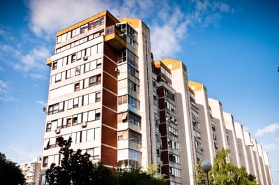 Moški je potarnal: "Sosed me prosi, naj se ne prham ob 6.00 zjutraj, ker ga moti hrup"