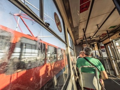 Drama sredi Beograda: Tramvaj zbil 13-letno deklico, reševalci so morali hitro posredovati