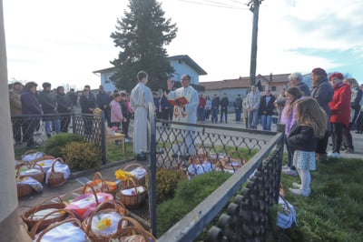 (FOTO) V Zgornji Gorici ohranjajo star običaj blagoslova velikonočnih jedi pri kapelici