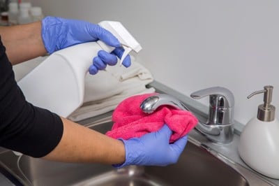 Jama brez dna: Snažilka krvavo gara v tujini, odziv družine doma pa jo je globoko razočaral