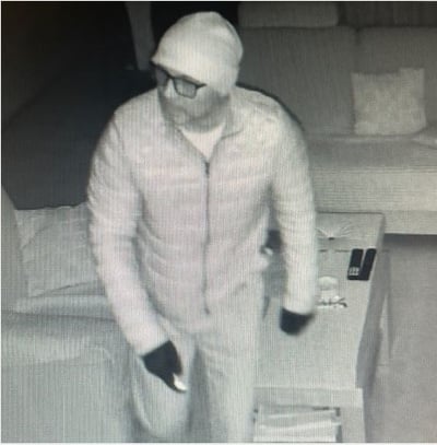 Policija išče vlomilca v hišo na območju Njiverc. Ga prepoznate?