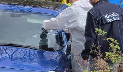 (FOTO) Policija med begom ustrelila 22-letnega voznika, poškodovana tudi sopotnik v vozilu in policistka