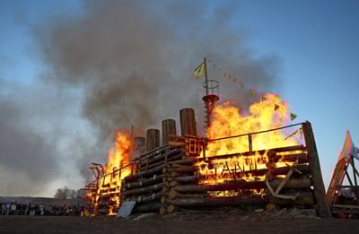 (FOTO) Kresovanje nekoliko drugače: Na velikonočnem kresu zažgali Titanik