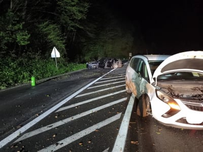 (FOTO) Nočna intervencija za PGE Krško: Na regionalni cesti trčili osebni vozili