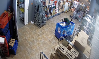 (VIDEO) Nadzorna kamera ujela neverjeten prizor: Med čiščenjem je dobesedno izginila