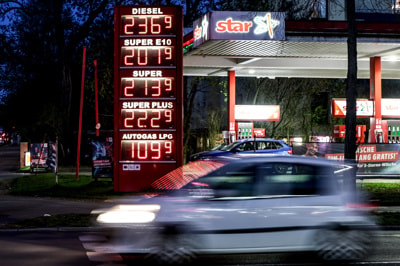Povprečen zaposleni v Nemčiji aprila za liter goriva delal približno pet minut