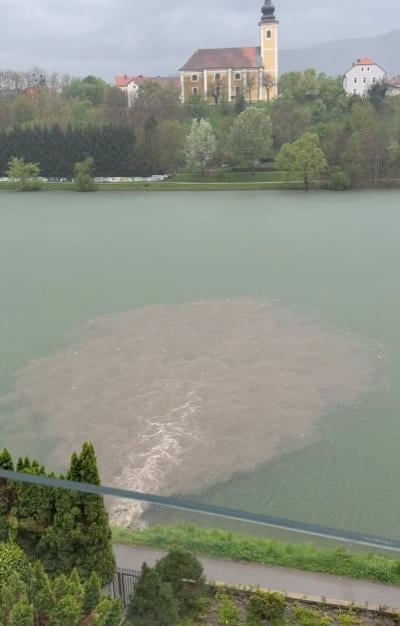 (FOTO IN VIDEO) Fekalije v Dravi? Velik izliv nesnage v Mariboru