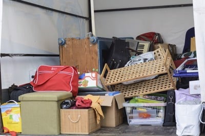 Štiričlanska družina pred deložacijo: Bolni materi, dvema mladoletnima otrokoma in očetu poskušajo pomagati sosedje