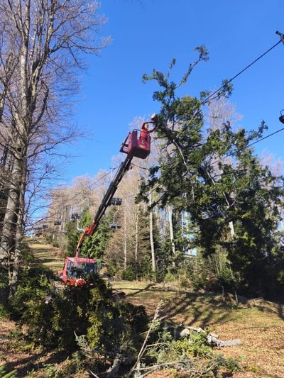 Mariborsko Pohorje: Večja veja padla na sedežnico Stolp