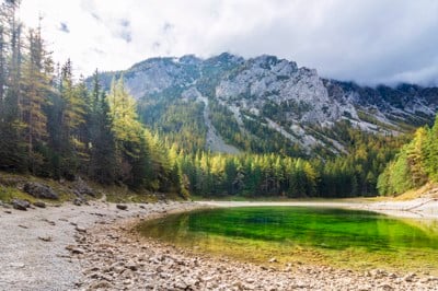 Huda nesreča v gorah: Pohodnica zdrsnila več metrov v globino