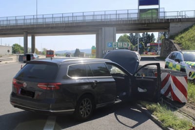 (FOTO) Passat na dolenjski avtocesti trčil v varnostno ogrado, na kraju gasilci in reševalci