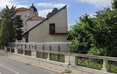 Brezplačni najemi pod drobnogledom: Koliko vračajo organizacije lokalni skupnosti?