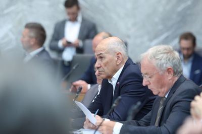 Zakon o vladi sprejet: V DZ 49 glasov za skrčenje števila ministrstev na 14