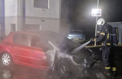 (FOTO) Soseda slišala, da naj bi nekdo pritiskal na gas, nato je počilo in avto so zajeli plameni