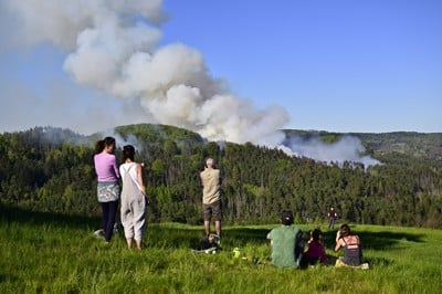 (FOTO) V narodnem parku na severu Češke divja požar